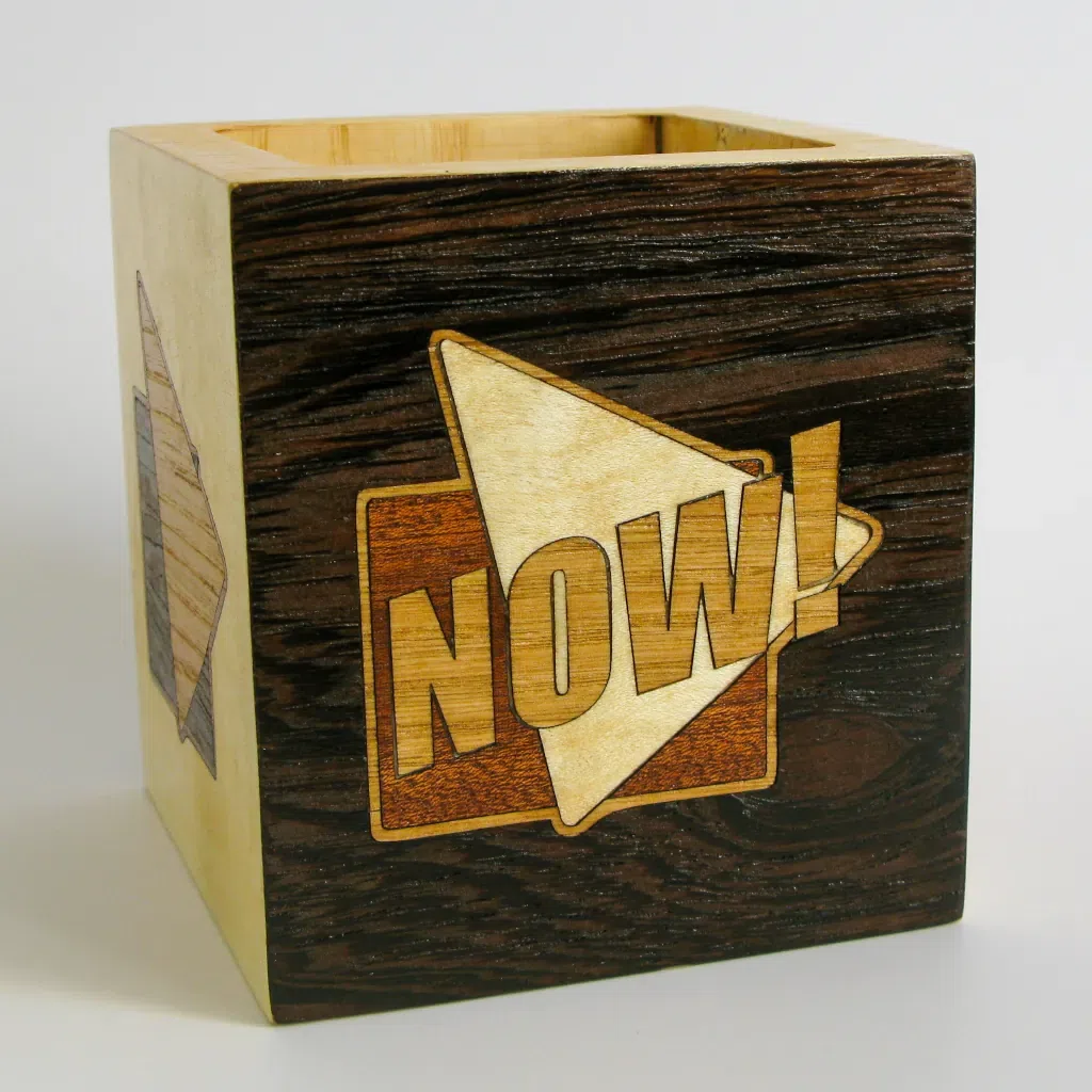 Stiftebox „NOW!" – Intarsienarbeit aus Wenge, Ahorn, Mahagoni und Eiche