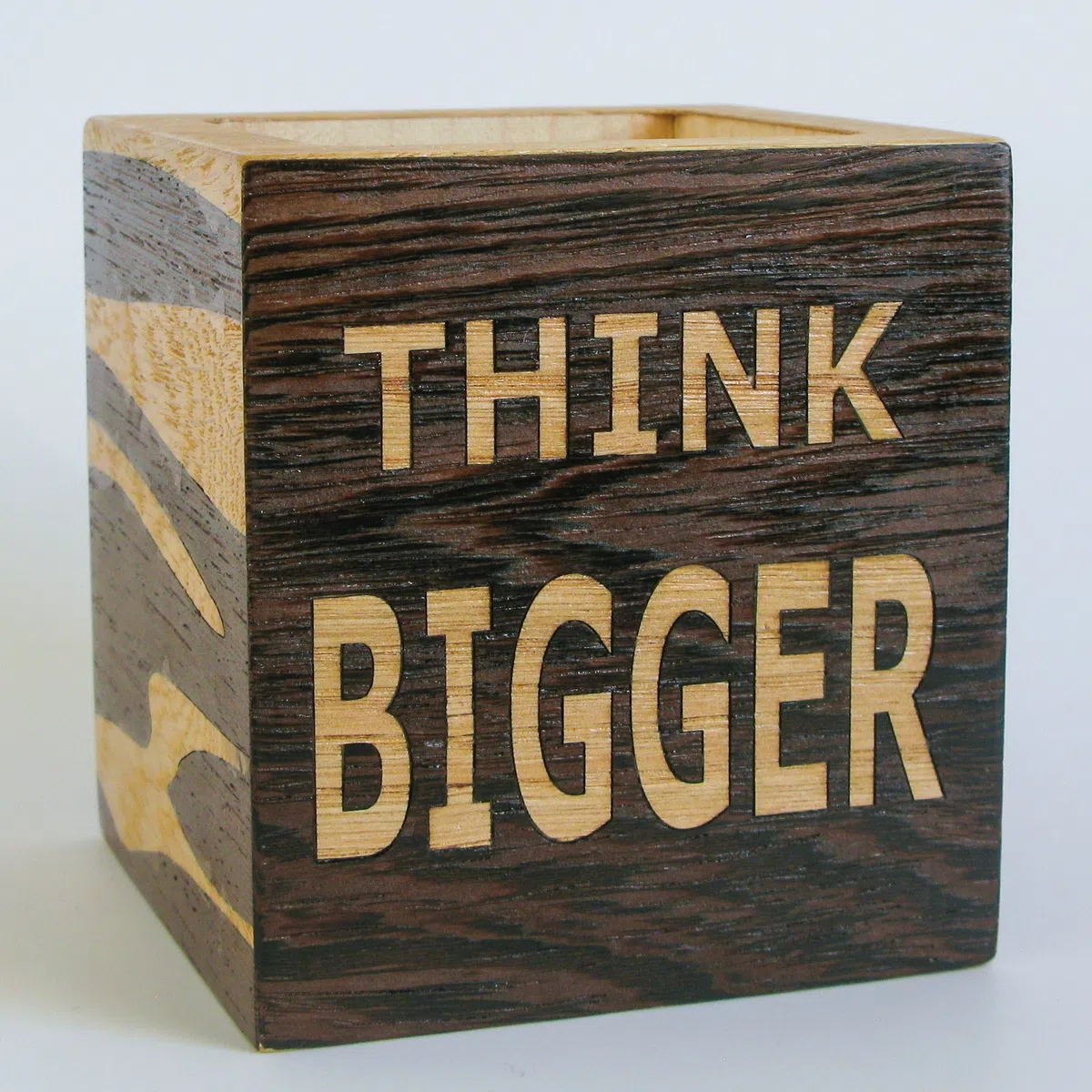 Handgefertigter Holz Stiftehalter - „Think Bigger“ - Intarsien Holz Design - Premium Schreibtisch Organizer - Geschenk für Büro & Zuhause - Wenge/Eiche